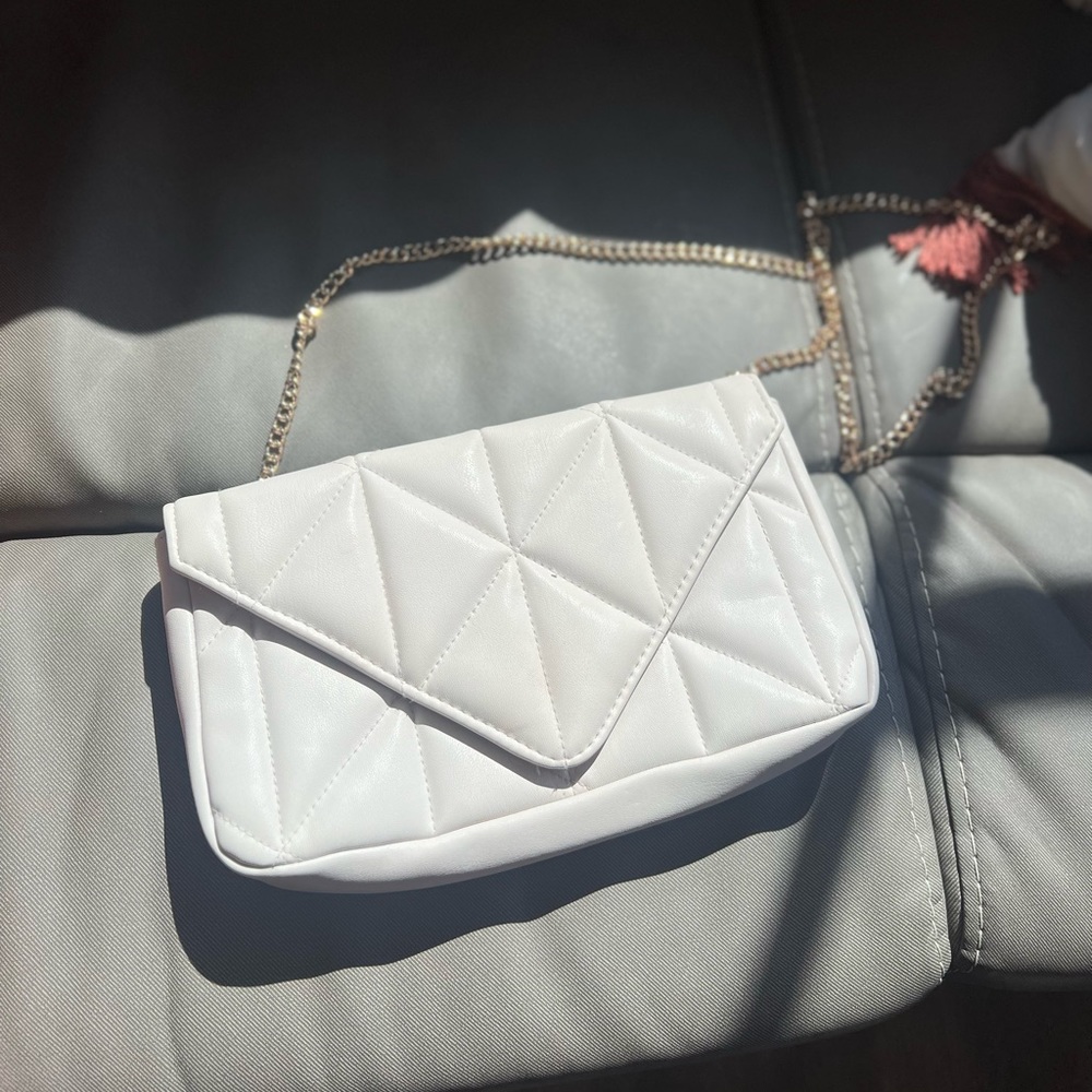 Cream shoulder bag with gold chain